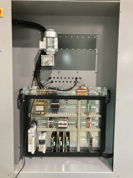 Fácil acesso à parte mecânica da máquina. Painel elétrico perfeitamente organizado e acessível